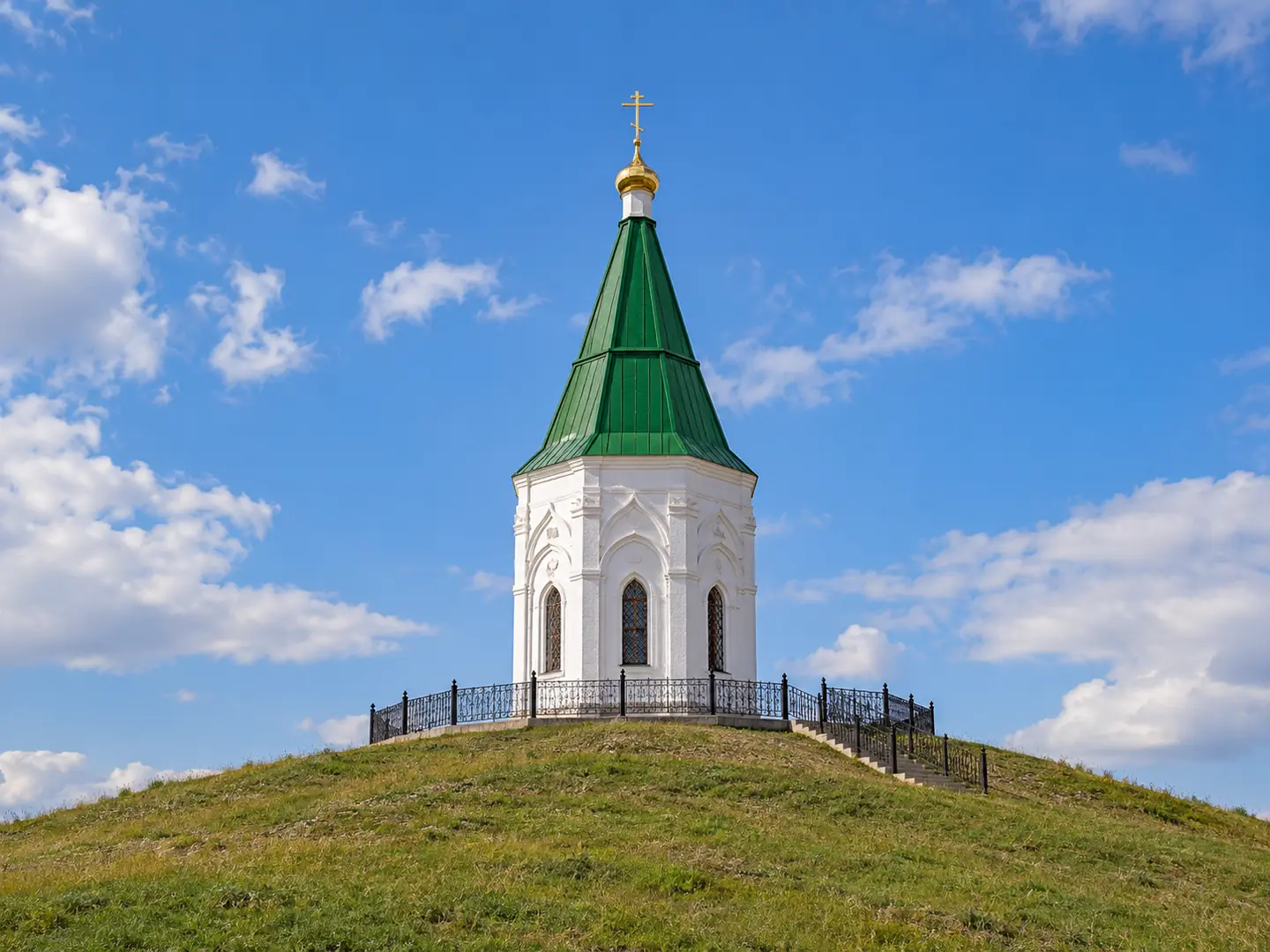 Белая часовня с зелёной кровлей, ограда и лестница