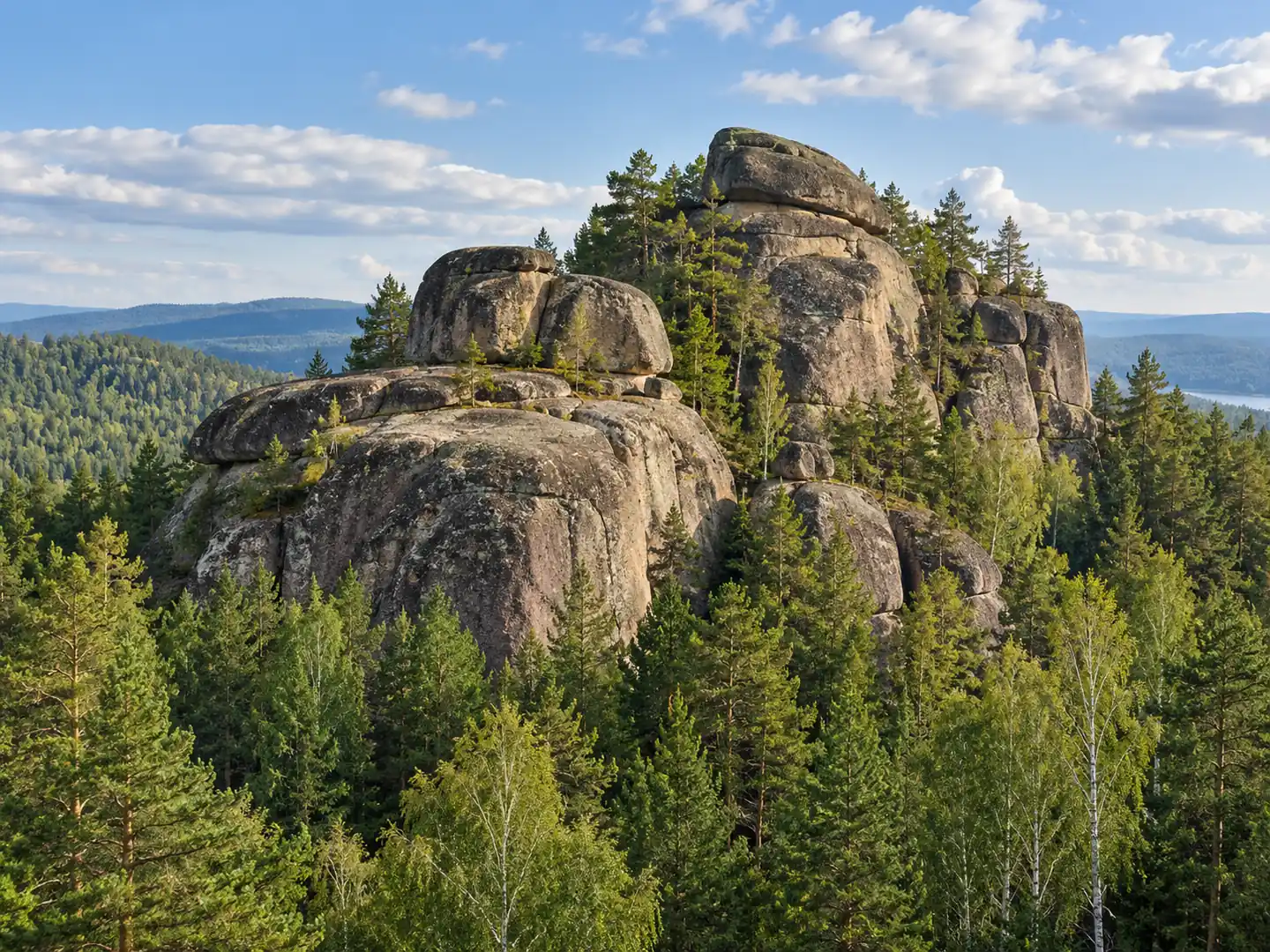 Округлые каменные массивы и лес